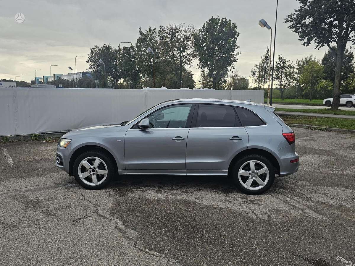 Audi Q5, 3.2 l., off-road / crossover
