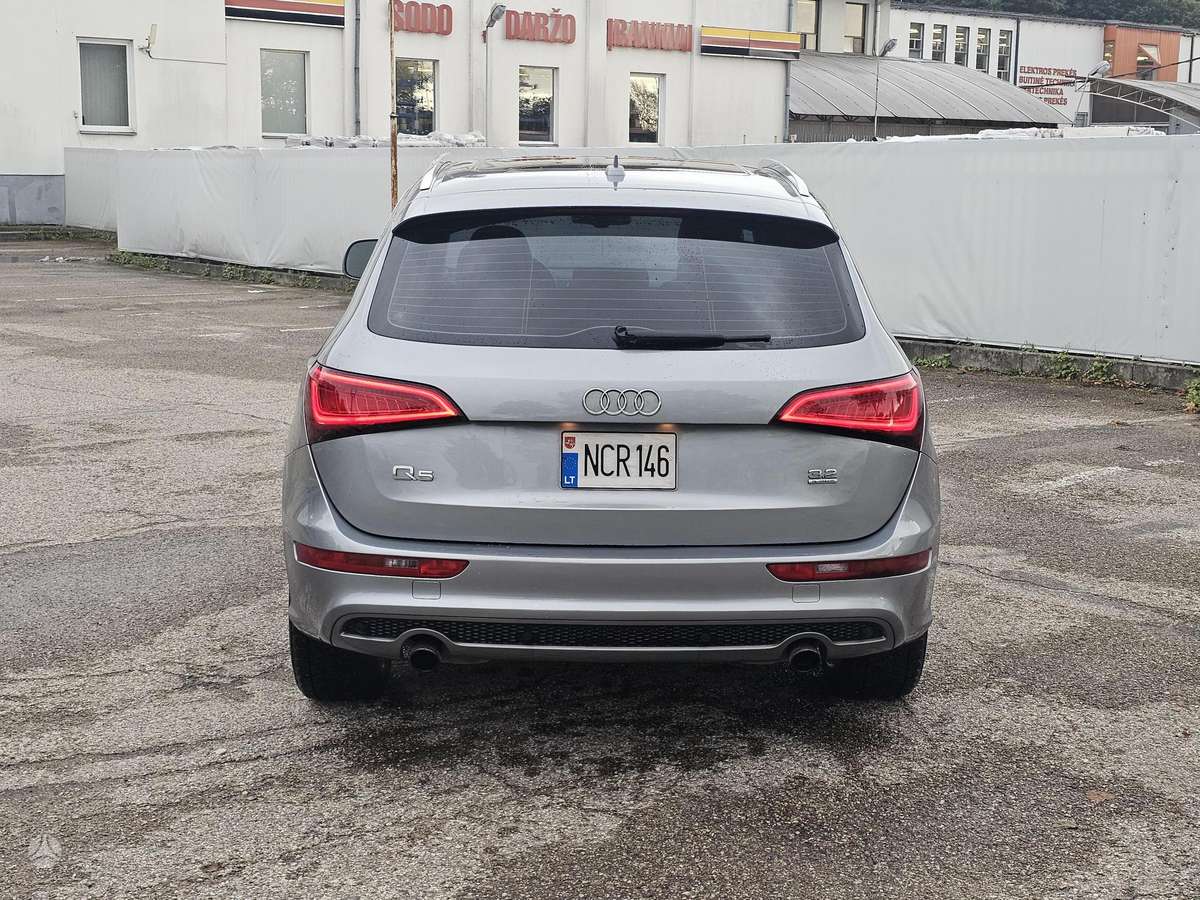 Audi Q5, 3.2 l., off-road / crossover