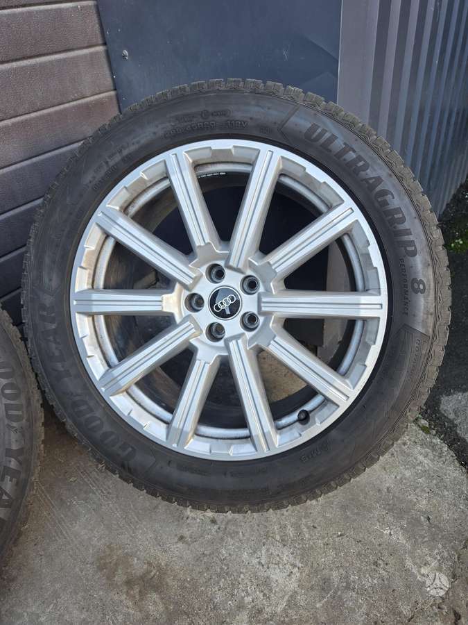 Audi Su padangomis, light alloy, R20