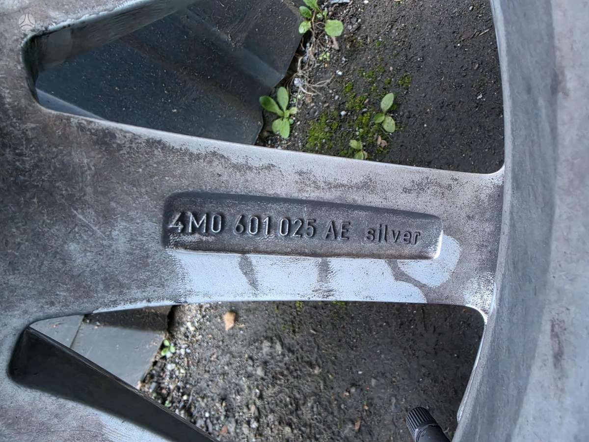 Audi Su padangomis, light alloy, R20