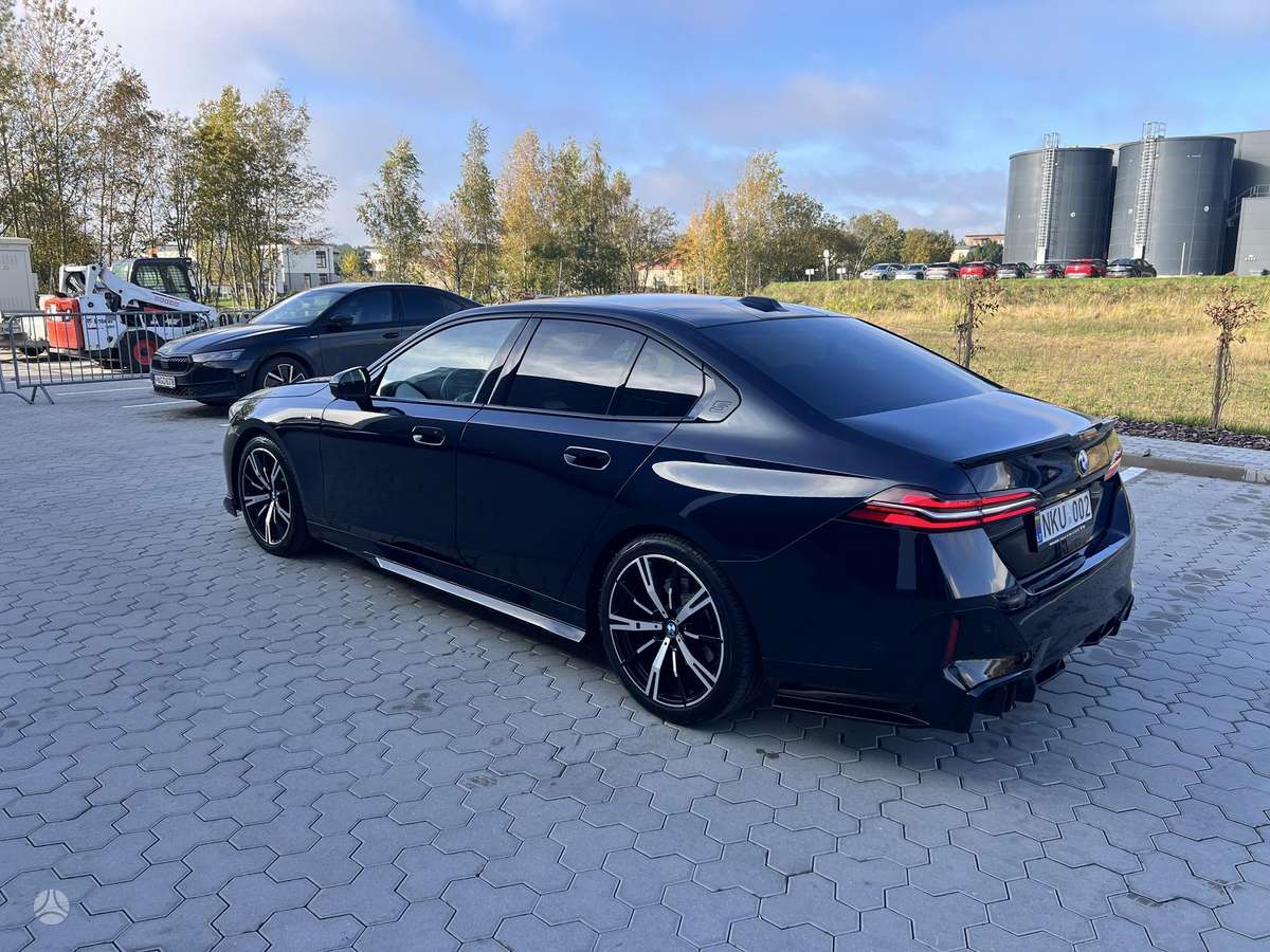 BMW 520, Седан