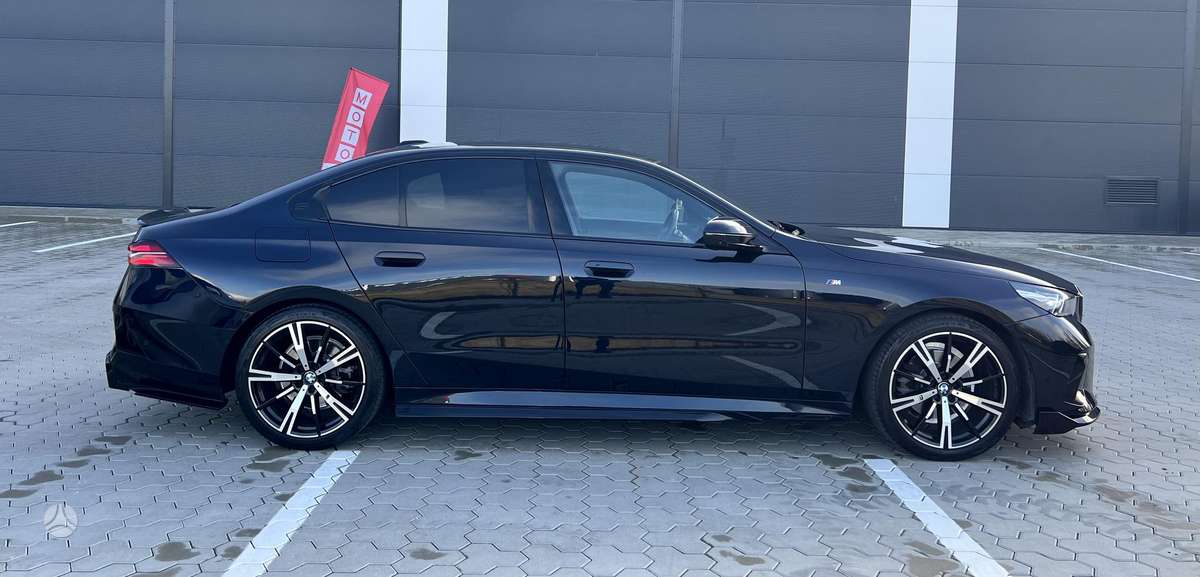 BMW 520, Седан