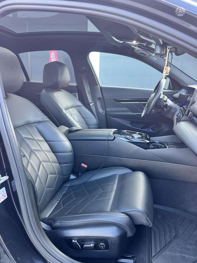 BMW 520, Седан