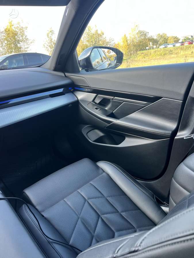BMW 520, Седан