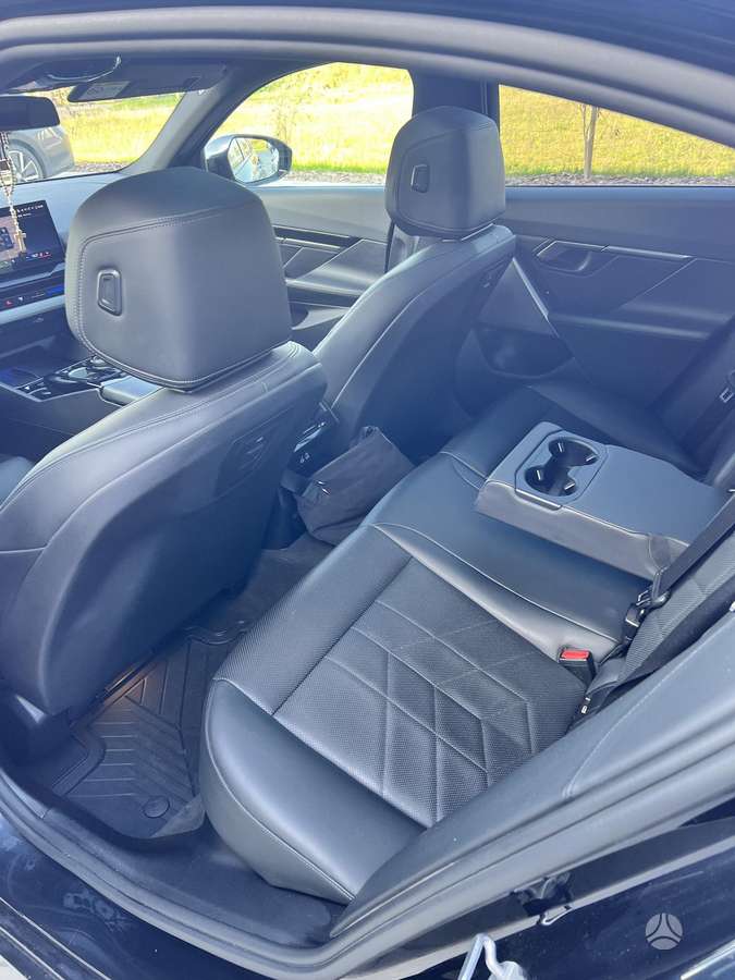 BMW 520, Седан