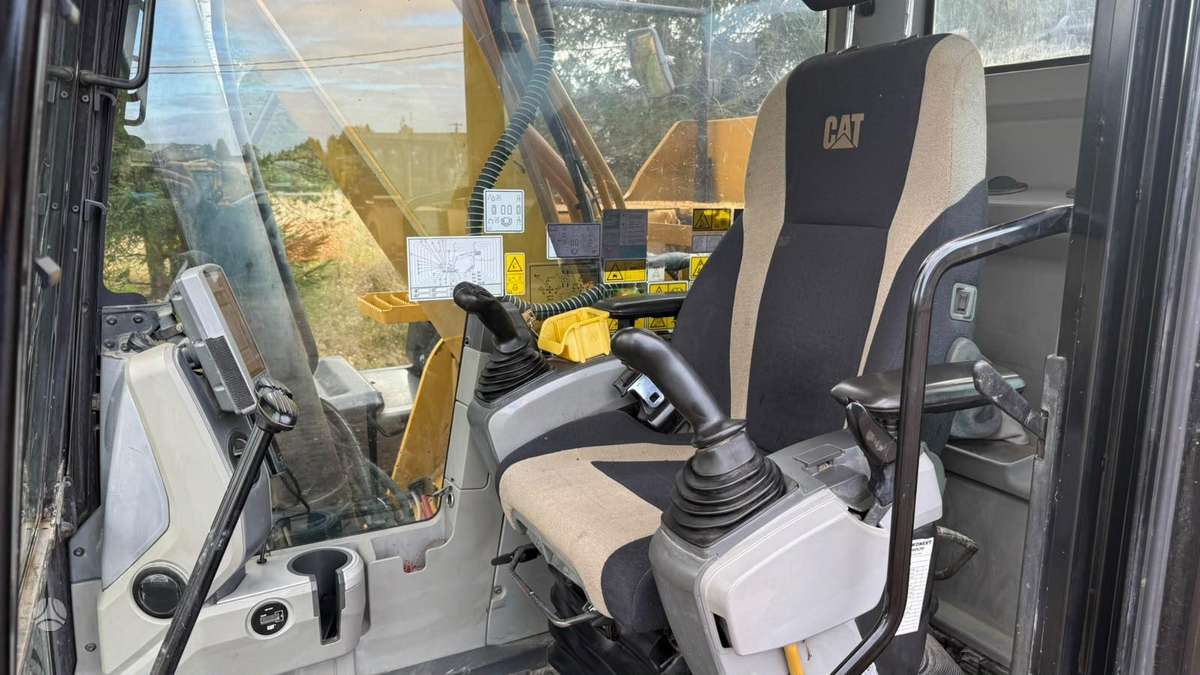 Caterpillar 318EL, excavator