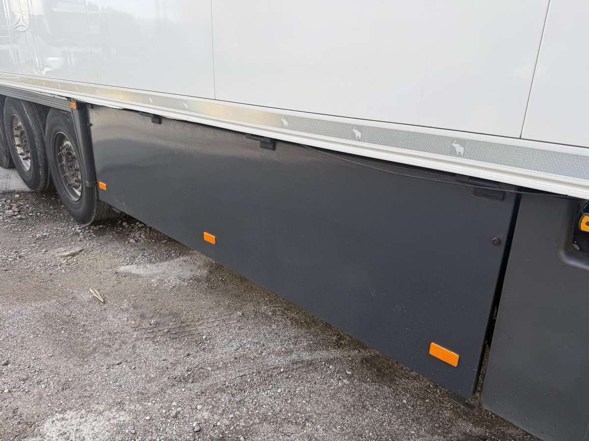 Schmitz SKO24 kablinis (with meat hooks), refrigerated