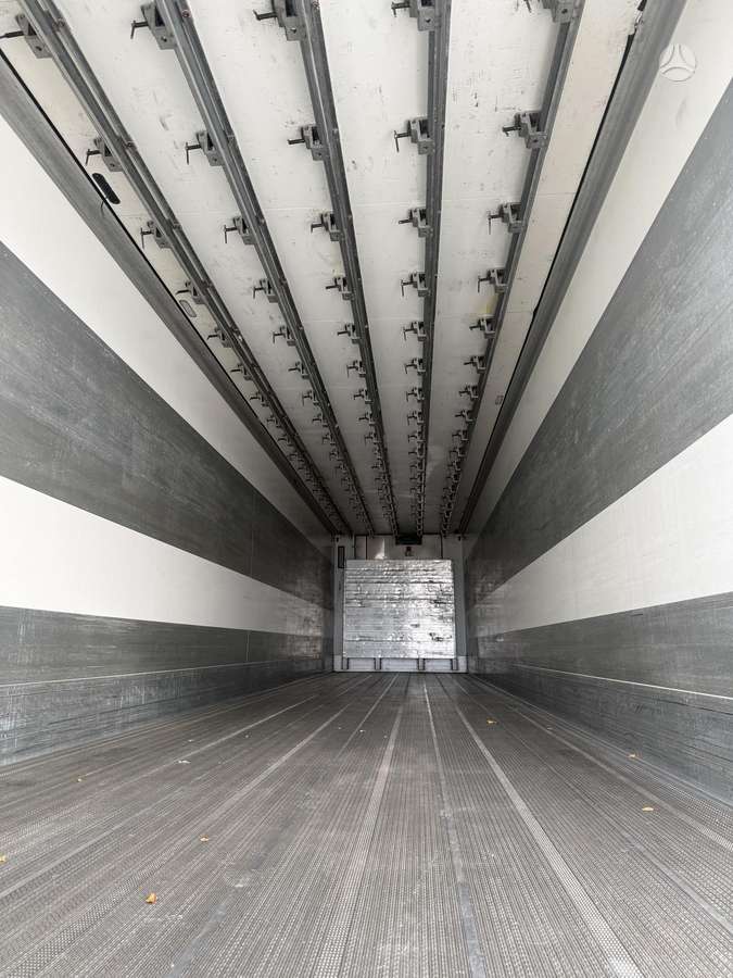 Schmitz SKO24 kablinis (with meat hooks), refrigerated
