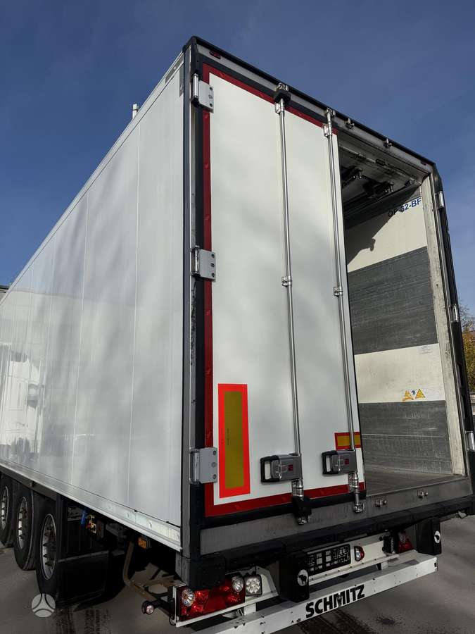 Schmitz SKO24 kablinis (with meat hooks), refrigerated