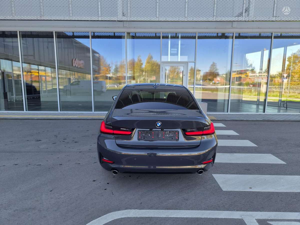 BMW 320, Седан