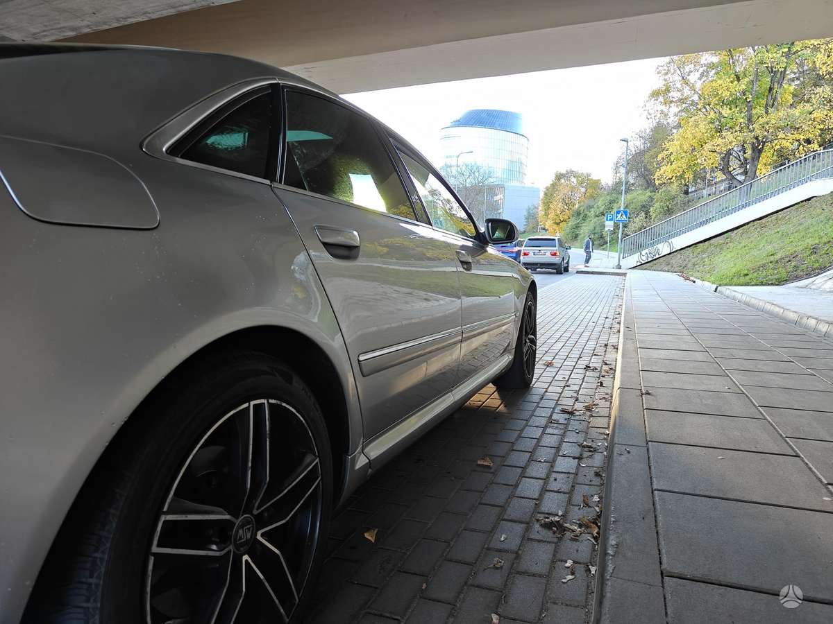 Audi A8, 4.2 l., Седан