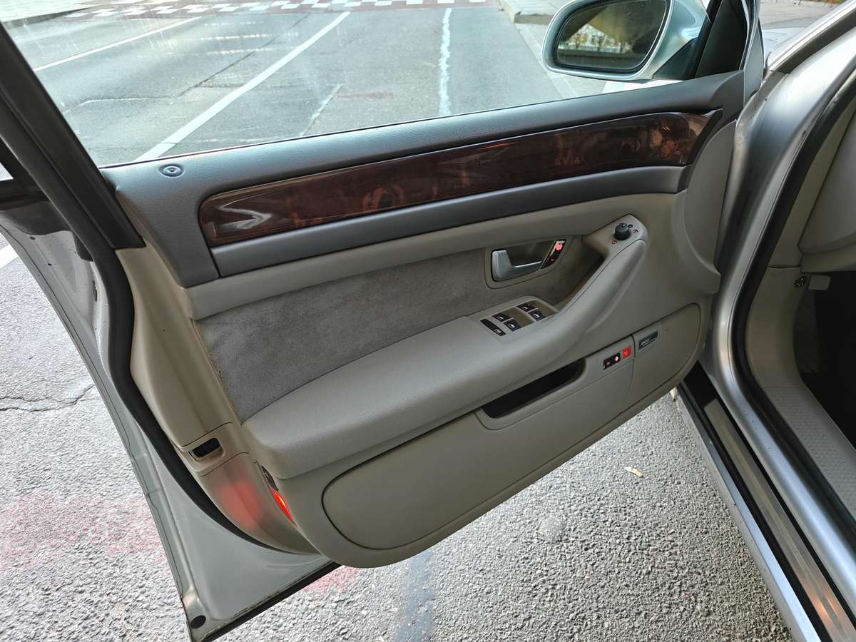 Audi A8, 4.2 l., Седан