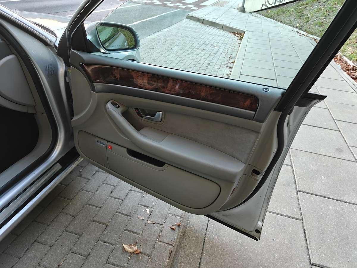 Audi A8, 4.2 l., Седан