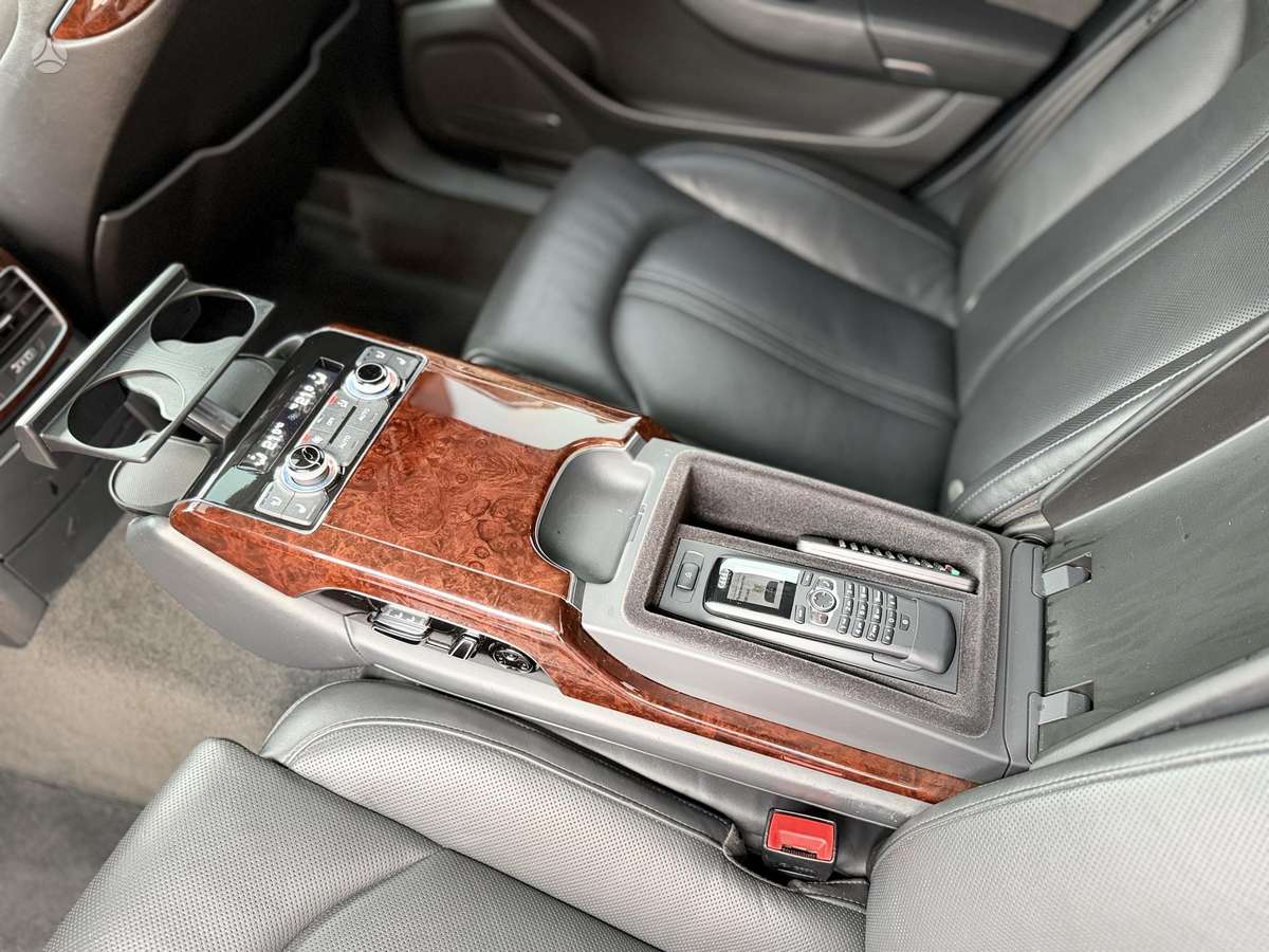 Audi A8, 4.2 l., Седан