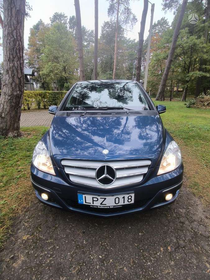 Mercedes-Benz B180