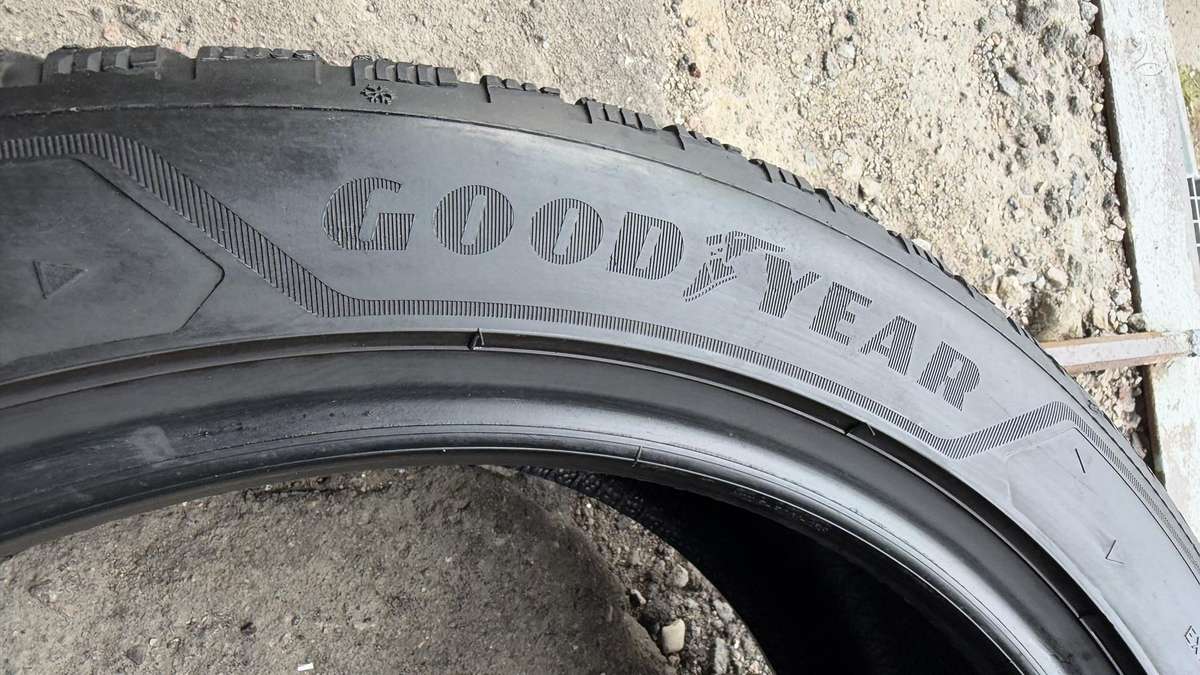 Goodyear Ultragrip Performance 3, зимние 235/45 R18