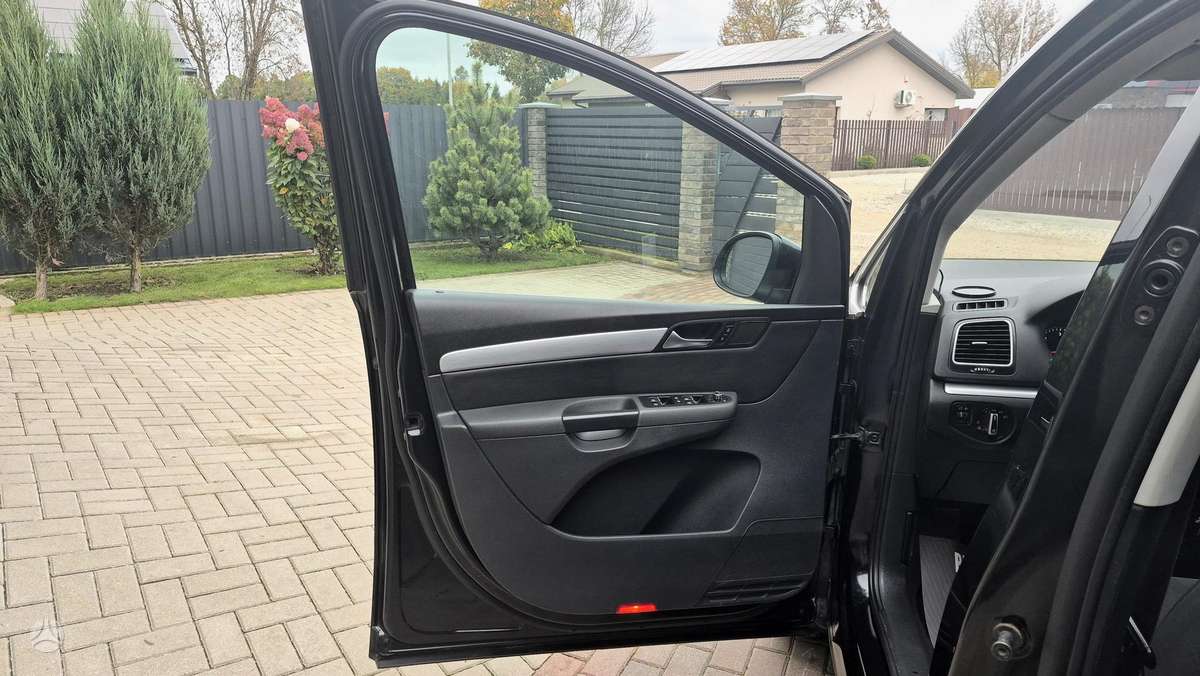 Volkswagen Sharan 2012 — photo 31