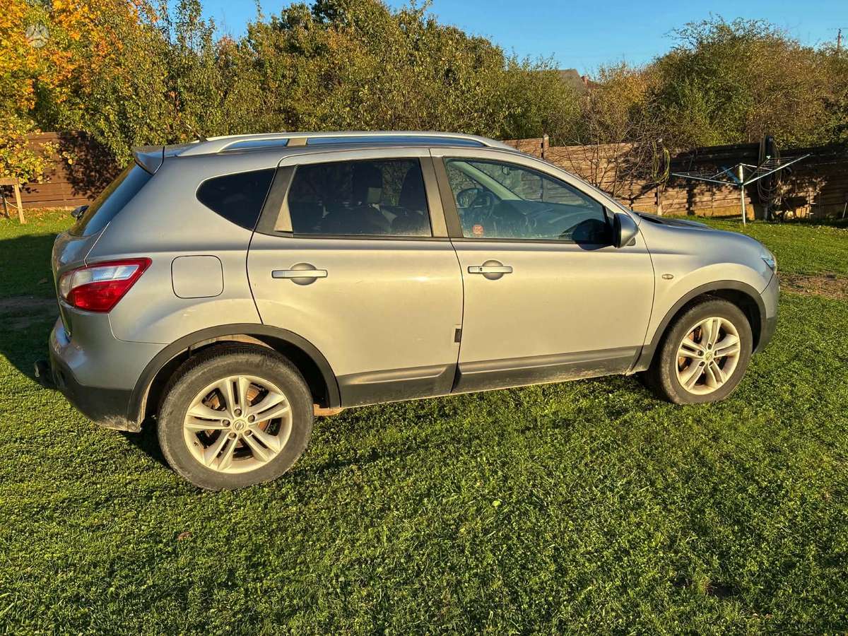 Nissan Qashqai 2011 — rear view