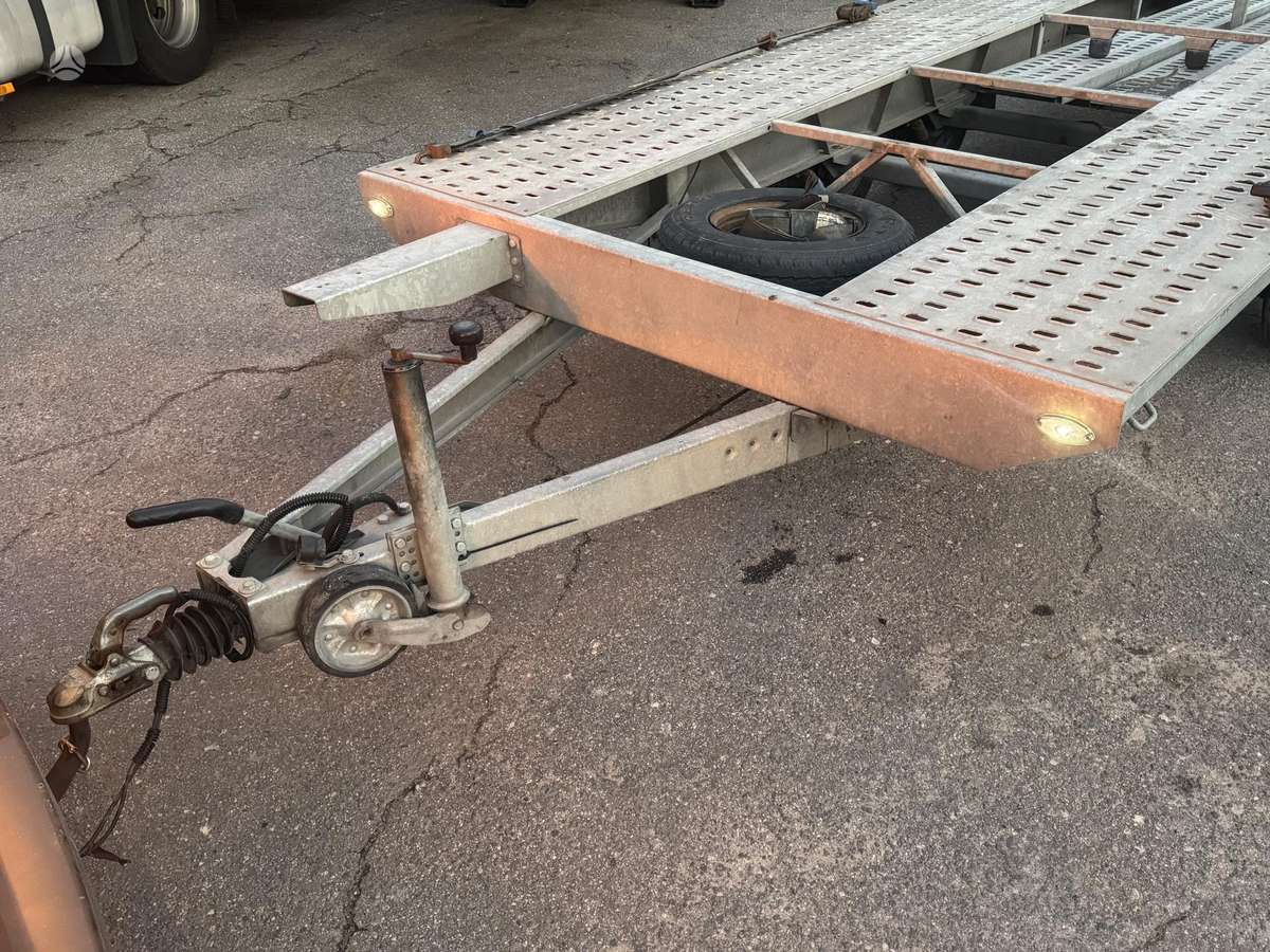 Niewiadow, auto treileris