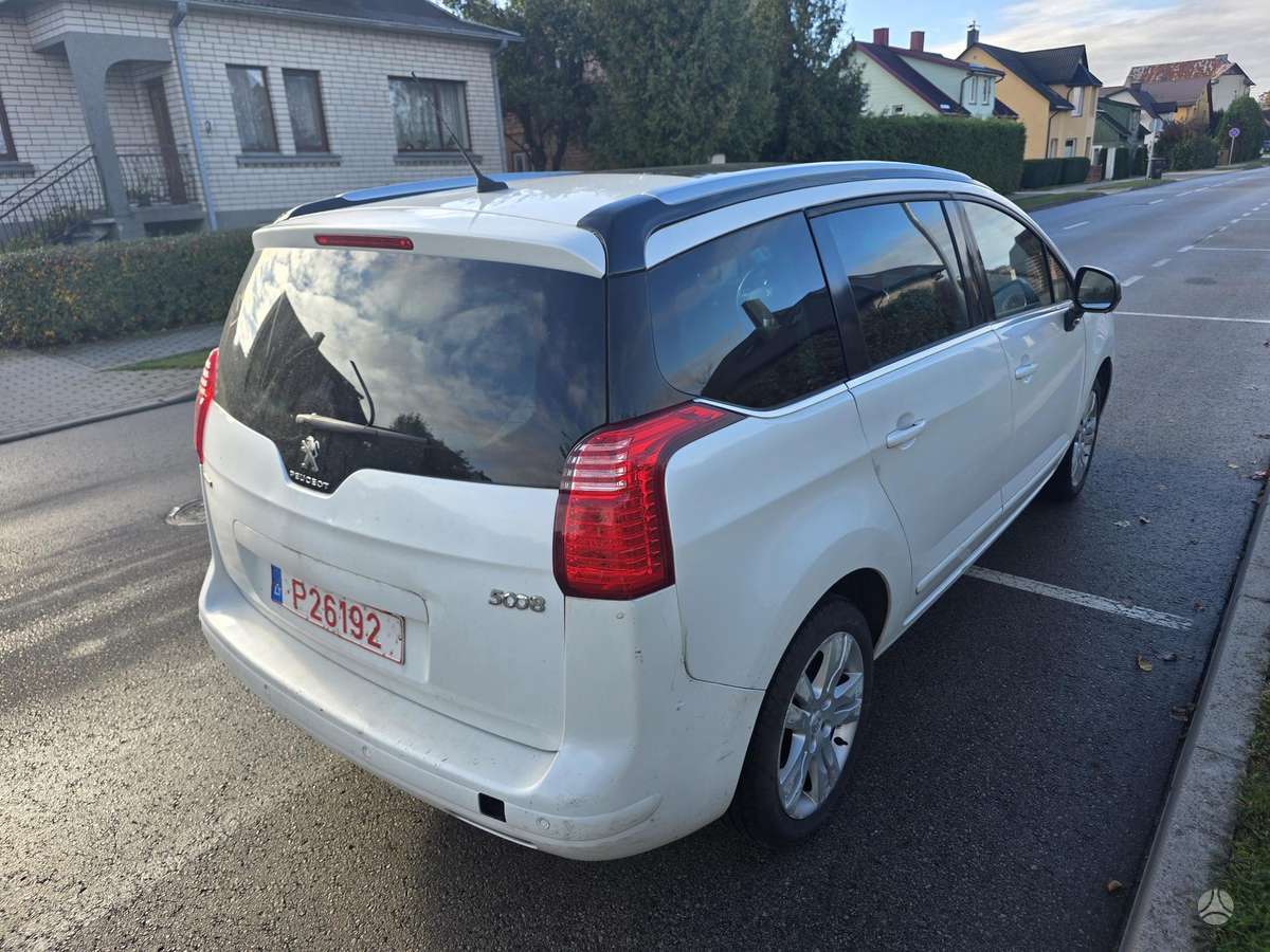 Peugeot 5008 2015 — interior