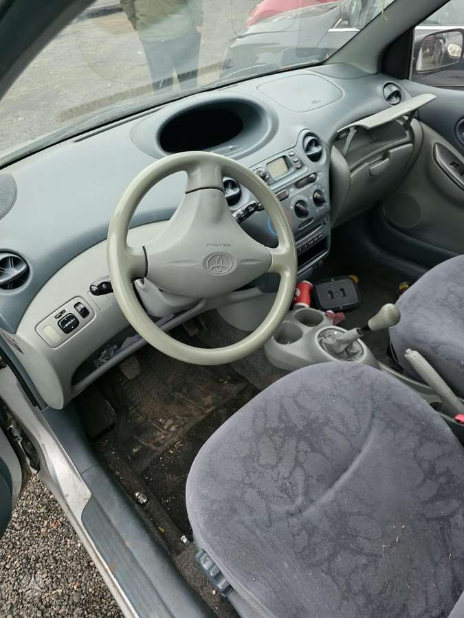 Toyota Yaris по частям
