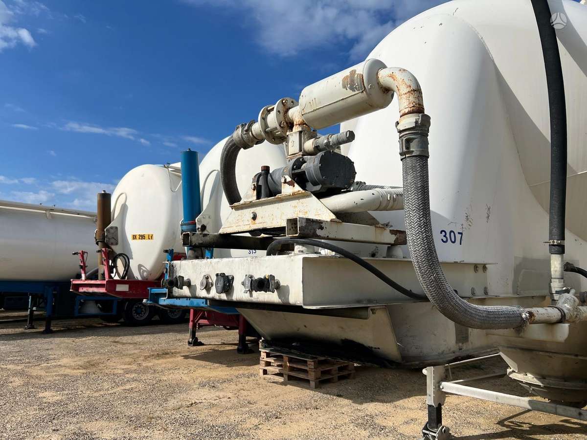 Spitzer S2400F, cisternas