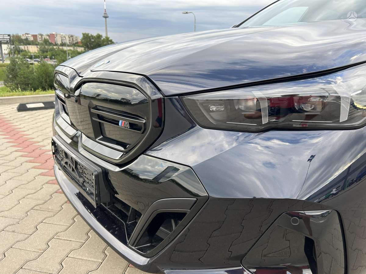BMW i5, Седан