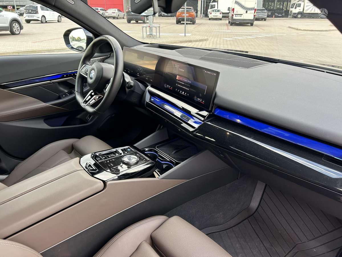 BMW i5, Седан