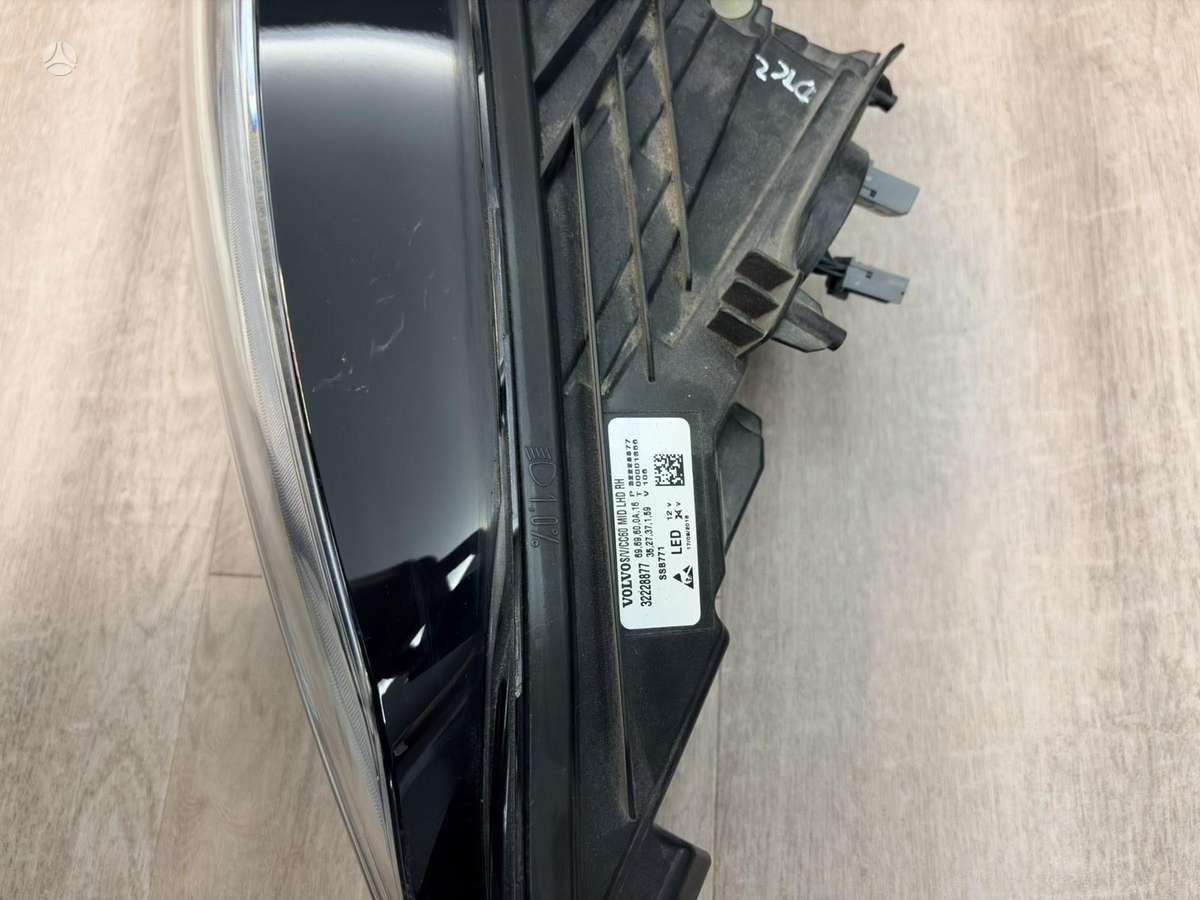 Volvo S60 Kairė usa full led 550e kairė europa mid led klijuota 200e de