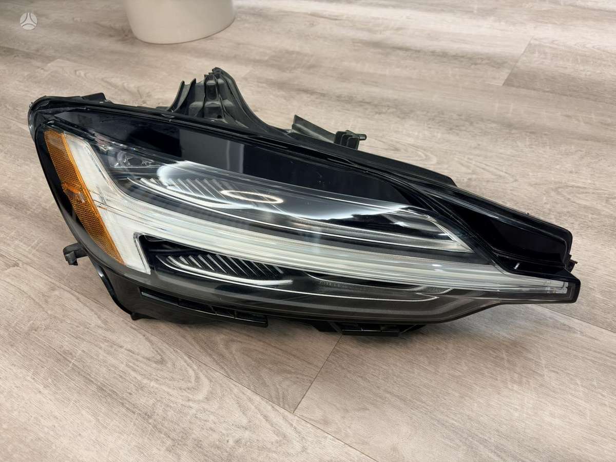 Volvo S60 Kairė usa full led 550e kairė europa mid led klijuota 200e de
