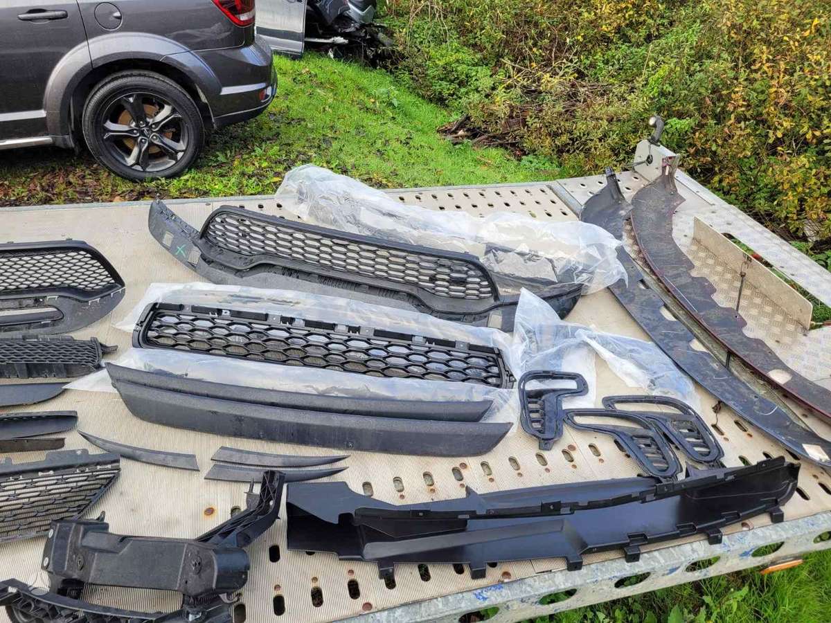 Dodge Durango dzinēja detaļas