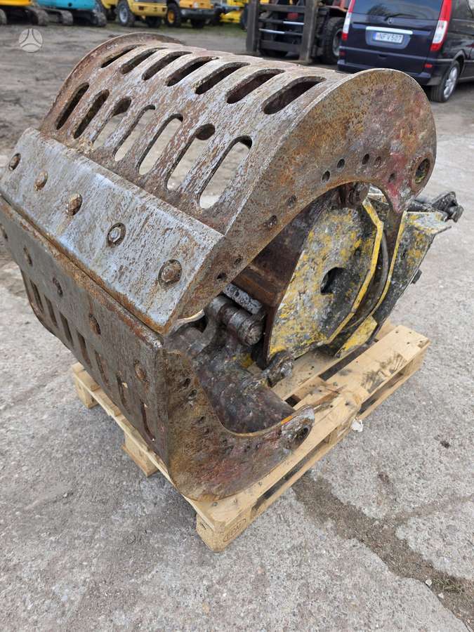 Atlas Copco MG800, grapples