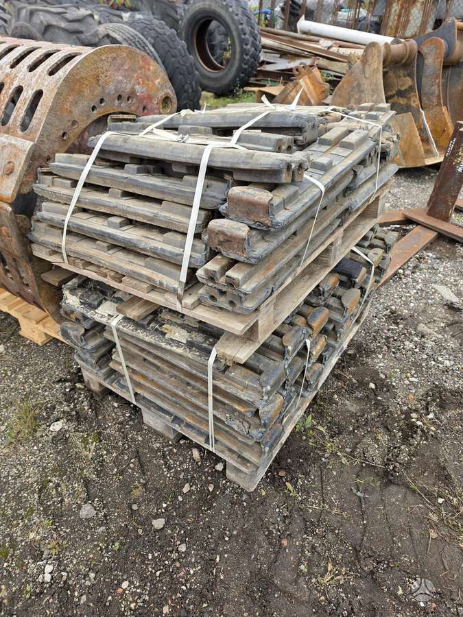JCB Guminiai padai, гусеницы