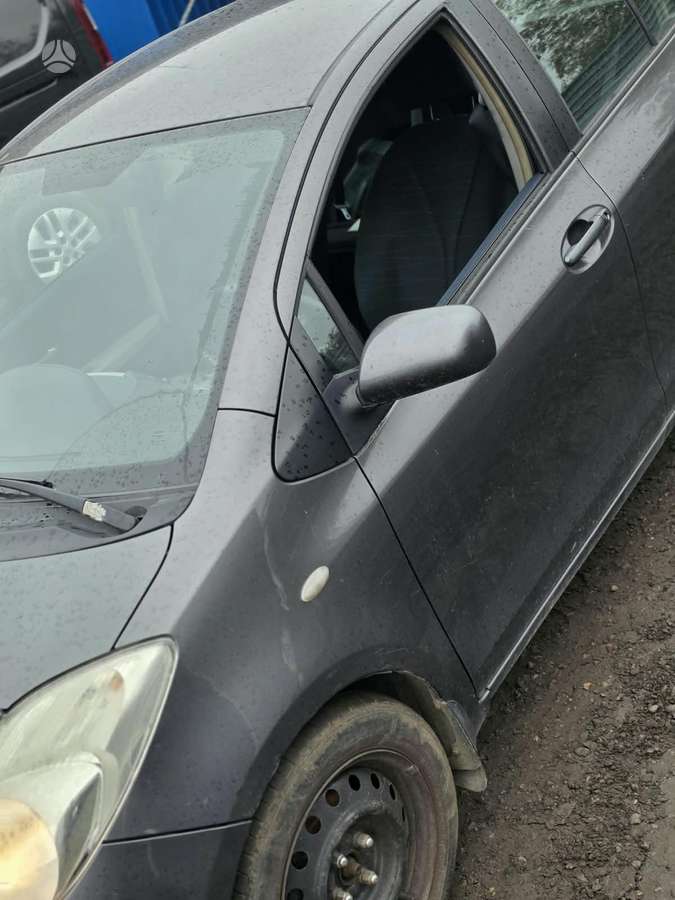 Toyota Yaris по частям