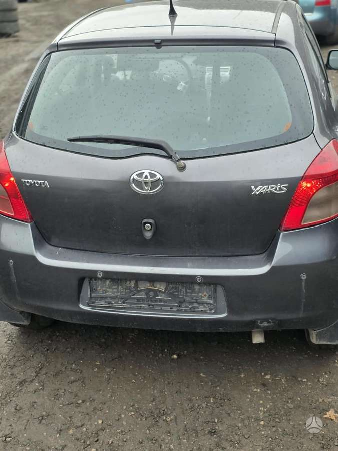 Toyota Yaris по частям