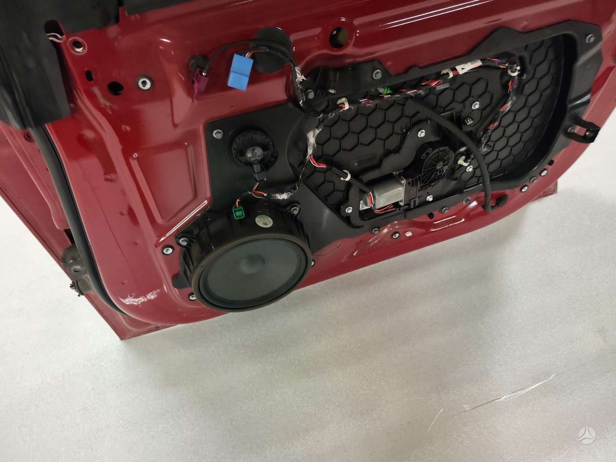 Tesla Model 3 Pilnos