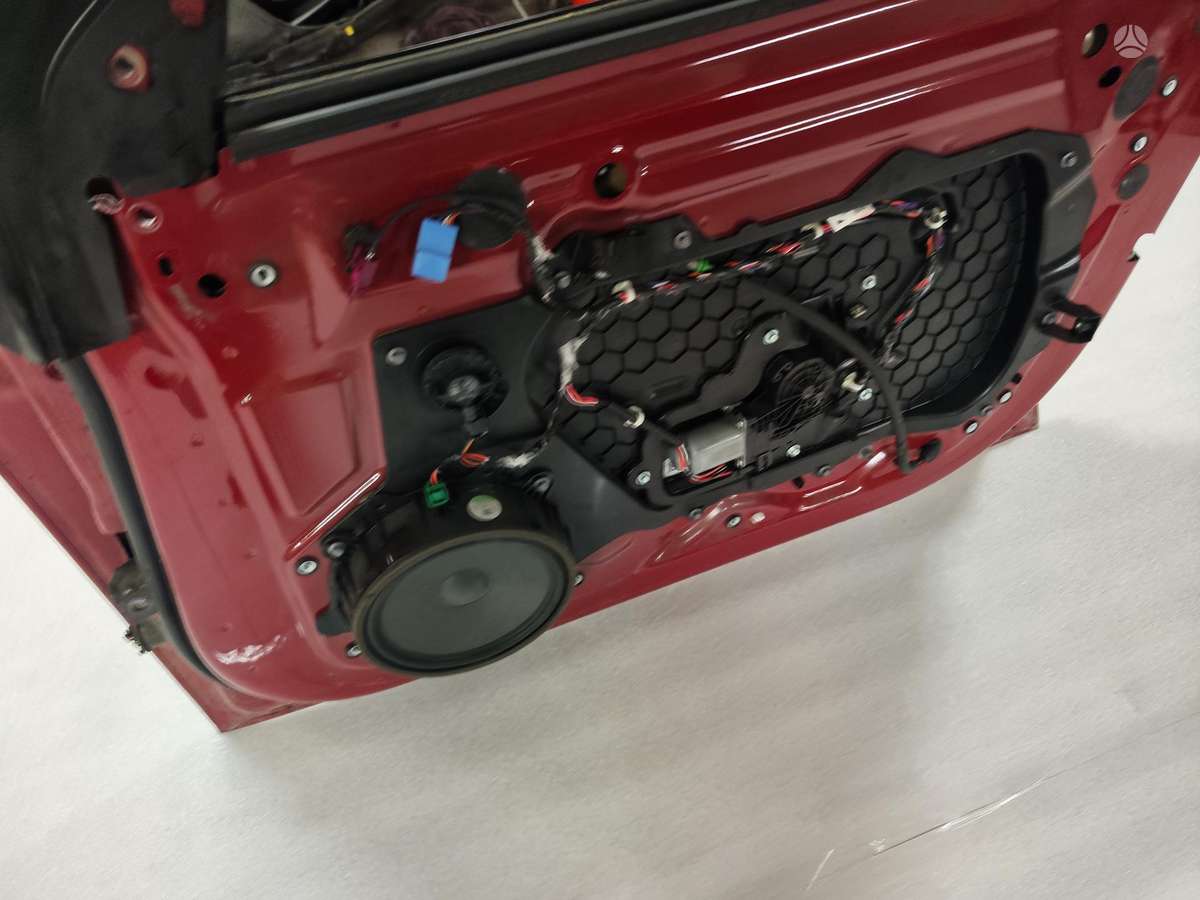 Tesla Model 3 Pilnos