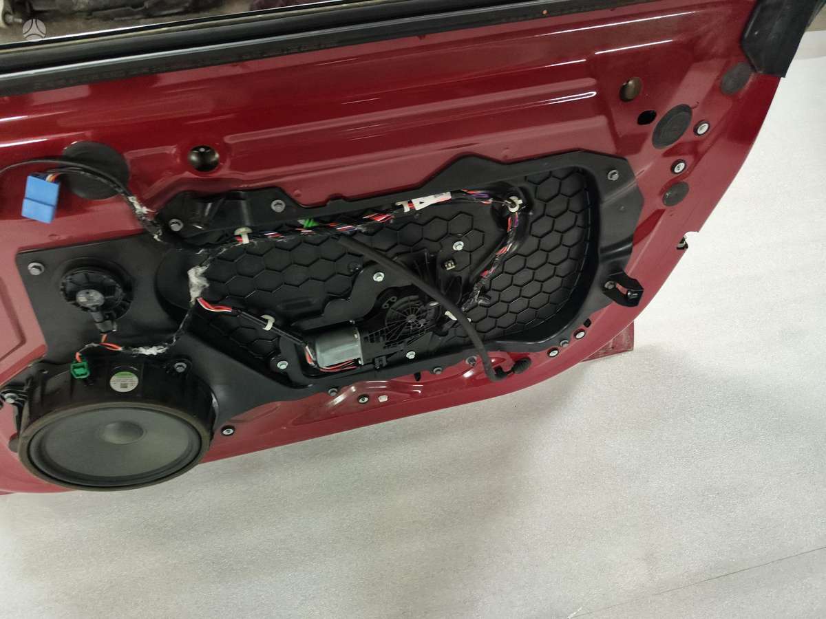 Tesla Model 3 Pilnos