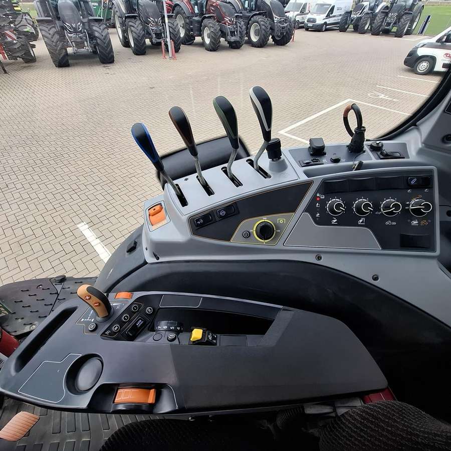 Valtra T235, tractors