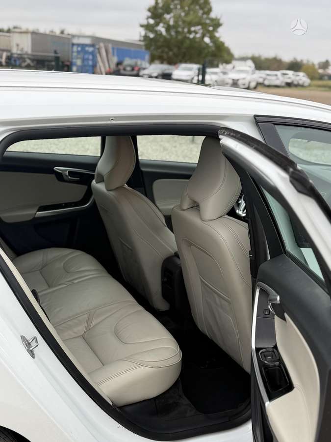 Volvo V60 2015 — photo 8