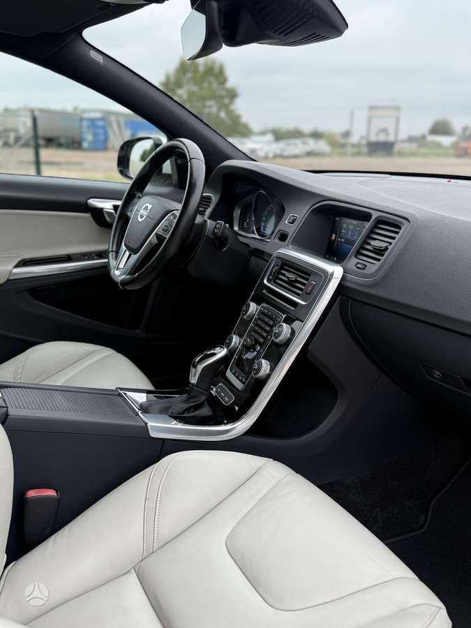 Volvo V60 2015 — photo 10