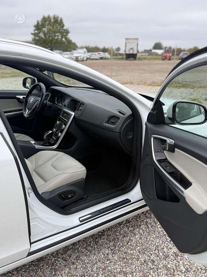 Volvo V60 2015 — photo 11