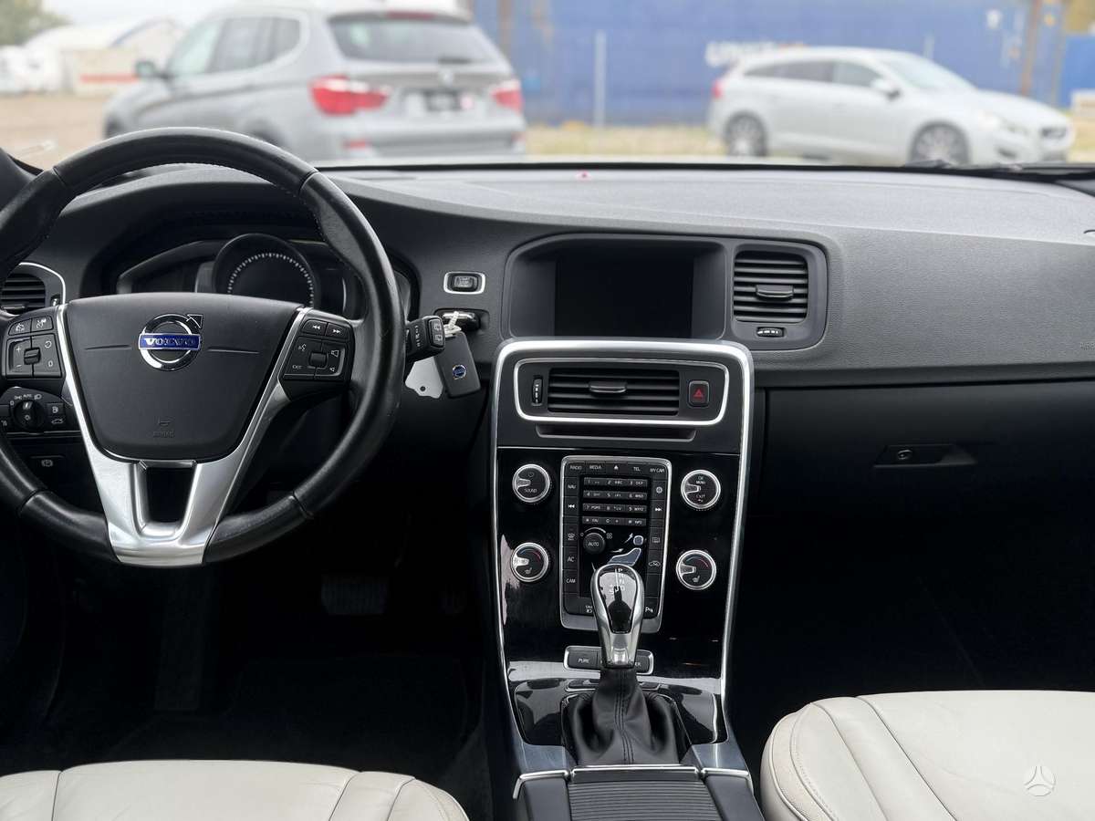 Volvo V60 2015 — photo 18