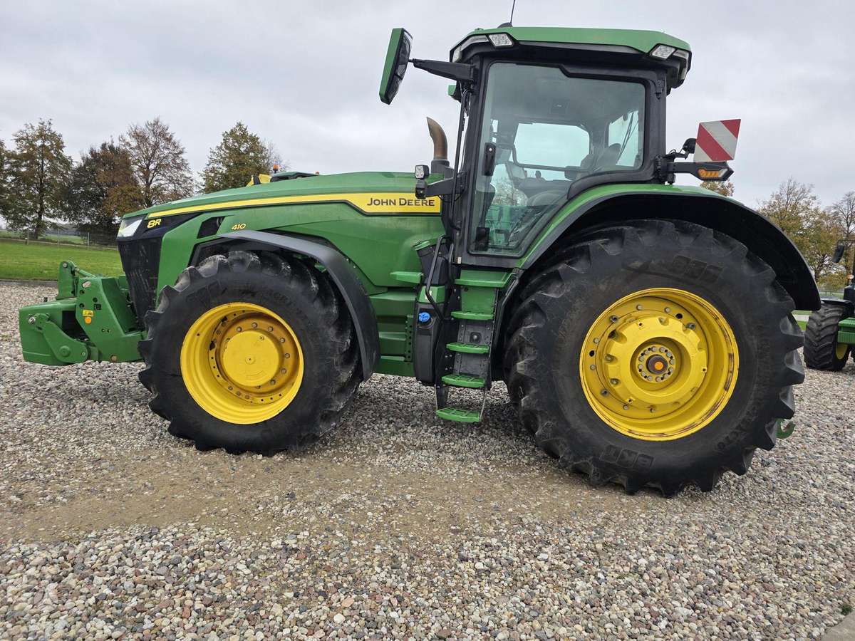 John Deere 8R410, tractors