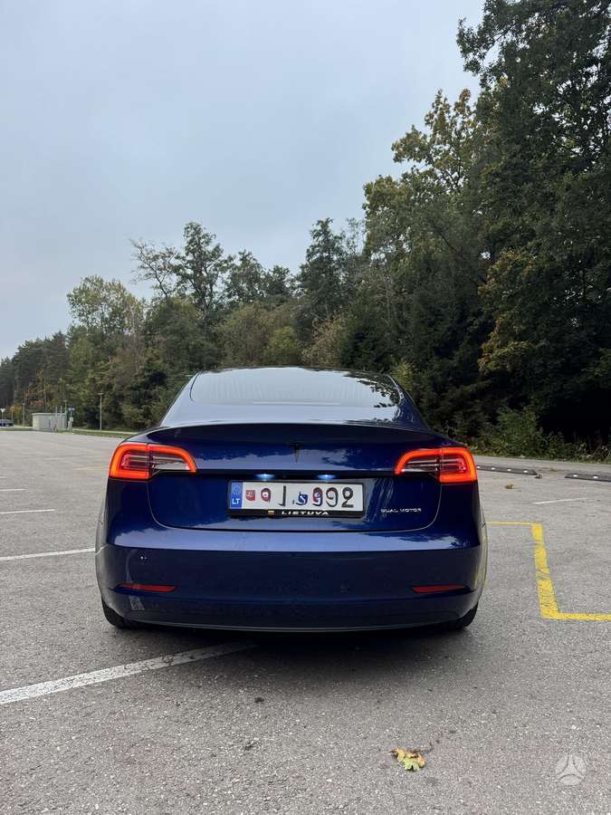 Tesla Model 3, Седан
