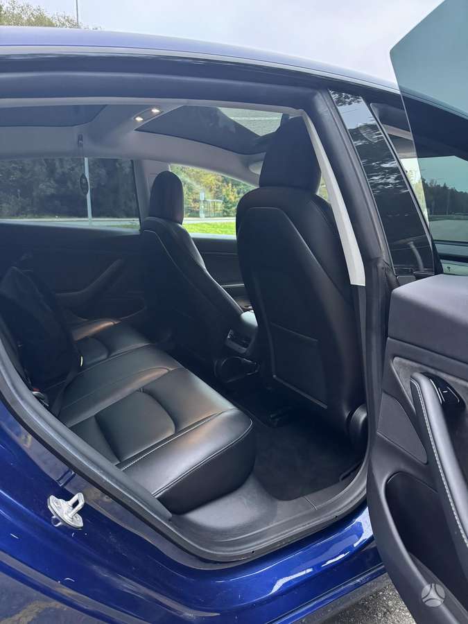 Tesla Model 3, Седан