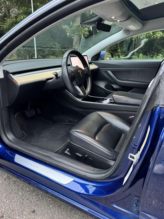 Tesla Model 3, Седан