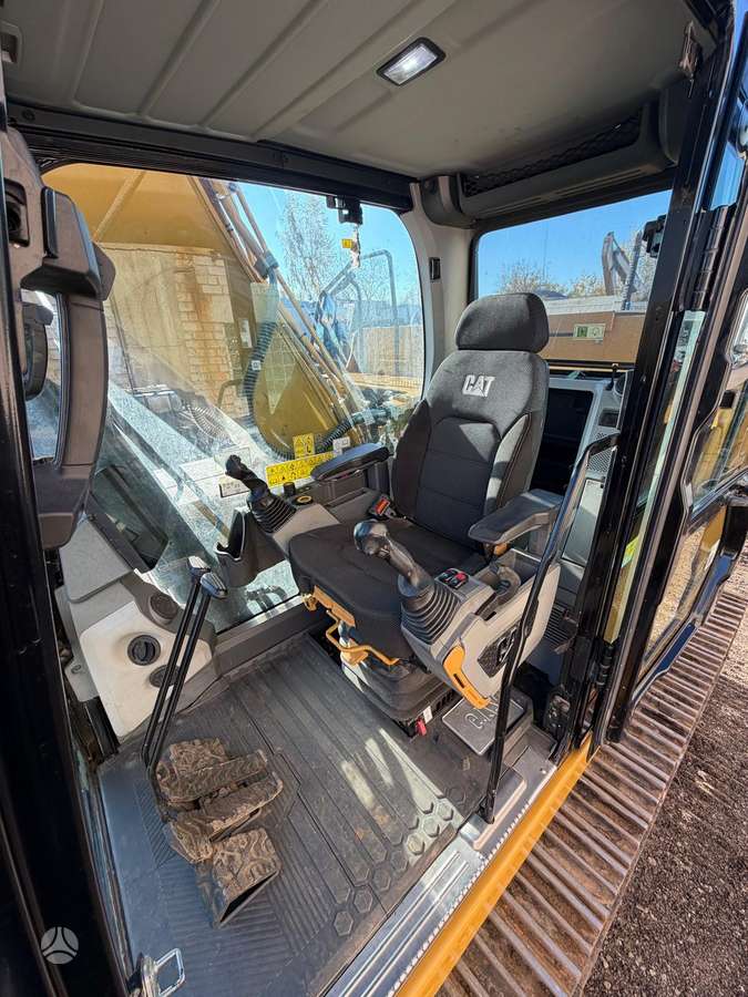 Caterpillar 323, ekskavatoriai