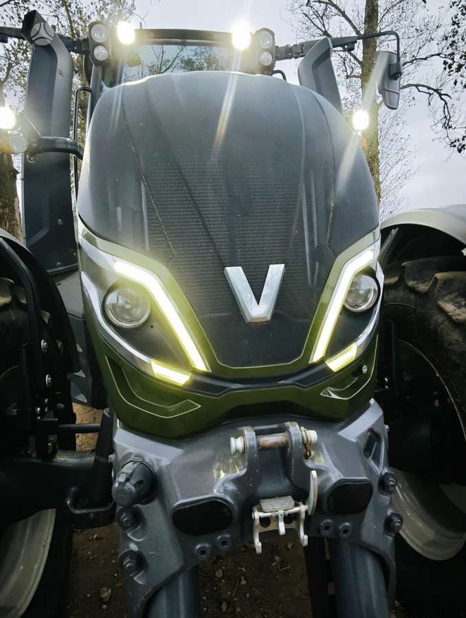 Valtra T235 VERSU GPS, tractors