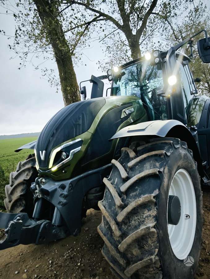 Valtra T235 VERSU GPS, tractors